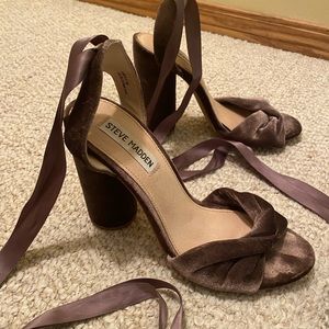 STEVE MADDEN 7.5 velvet heels LIKE NEW.